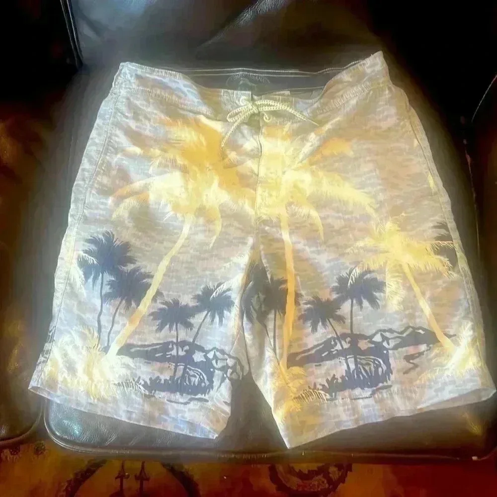 Tommy Bahama men’s medium swim trunks tie waist Velcro. Closure. Mesh lining.